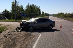 Давай так. 
Во первых я достаточно умный человек в отличии от тебя, ты я так понимаю считаешь себя очень умным. Что бы говорить о цифрах, мне нужны точные данные. А именно скорость и расстояние. Просто так, как ты заниматься бредом я не собираюсь, это вы, пионеры, как дети начинаете трындеть просто так, я этим не занимаюсь. 
Во вторых, ты всё время увиливаешь от ответа. Потому что прекрасно понимаешь, что все твои расчёты основаны на твоих догадках о скорости, о времени реакции, о расстоянии и так далее. 

И раз уж ты оказался таким тугодумом. Объясняю ещё раз. Рено Флюенс останавливается с сотни на 40 метрах. Мне абсолютно наплевать на реакцию водителя и твои бредовые расчёты основанные на догадках. 
Ещё раз, читай внимательно. 

В данной ситуации, водитель рено, отвлёкся, не увидел, задумался, растерялся, всё что угодно. В результате чего не смог избежать столкновения. 

И ещё раз, для совсем баранов. Смотри внимательно на это фото. Ты знаешь что делает инспектор для выяснения скорости автомобиля? Правильно! Он замеряет тормозной путь! Вот теперь распечатай, положи под подушку и спи спокойно. Потому, что твой баран, даже не тормозил. От слова ВООБЩЕ!

А твои расчёты, что вот время реакции, херакции, основаны на твоей глупости. У меня реакция была бы за 100 метров от перекрёстка, у другого за 50 у третьего за 30. У этого барана её не было вообще! Понимаешь, мой глупыш?

Ты решил, что-то считать основываясь на том, что он увидел движущийся Форд за 50 метров. И что он стал делать? 

Ты своими глупыми расчётами говоришь что он тормозил? Где? 

И теперь возьми свой любимый калькулятор и рассчитай нам всем, сколько времени он тормозил, как он тормозил и с какой скорость ехал, когда начал тормозить, когда увидел и так далее.

Ещё раз повторяю. Если ты не водитель, пожалуйста не нужно лезть туда, где ничего не понимаешь.

Попроси своих друзей, пусть они тебя посадят рядом с собой и покажут, что такое езда на авто.