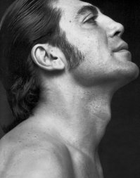 Хавьер Бардем, при очень яркой внешности выглядит по-разному порой банально от ракурса.