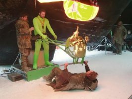 Скорее это схватка с подожженным ходоко-медведем, ходоки боятся огня, а не используют его как оружие...