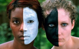 А белой-то краску ровненько нанесли)