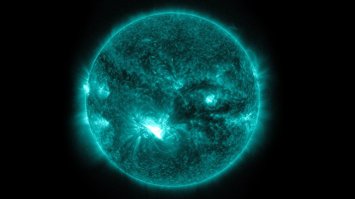 Вспышка, квалифицированная учеными классом наивысшей мощности Х, зафиксирована на Солнце в среду, 6 сентября. Эта вспышка   мощнейшая за 12 лет, она произошла после слияния двух групп солнечных пятен. Об этом  Газете.ру  рассказали в Физическом институте РАН имени П.Н. Лебедева.
Ученые отметили, что подобные мощные вспышки на поверхности Солнца  формируются лишь при очень редких, уникальных условиях, как правило, на стадии пика солнечной активности .
Произошедшая вспышка относится к последнему классу, Х, ей был присвоен балл Х9.3, сообщает  Федеральное агентство новостей . Подобная классификация делает вспышку одним из пяти самых мощных взрывов на Солнце за все время наблюдений.
Возможные последствия вспышки на Солнце будут ощутимы на Земле спустя несколько дней.
Ученые фиксируют новые вспышки на Солнце, 7 сентября произошел второй за неделю мощнейший выброс коронарного вещества. За день до этого была зафиксирована самая мощная за 12 лет солнечная вспышка мощностью X9,3 балла.
Отмечается, что вспышка 7 сентября происходила с 17:20 мск по 17:55 мск. Самые первые солнечные выбросы начали фиксироваться с 4 сентября, к настоящему моменты произошло 11 коронарных выбросов.  Мощная геомагнитная буря распространяется по мере того, как магнитное поле нашей планеты передает отраженный удар .
Российские специалисты отметили, что подобной силы вспышки способны привести к отказам космической техники и систем связи на Земле, подобные случаи фиксировались в Европе и Америке.
Следите, по возможности, за новостями