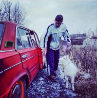 На первой фотке и без Смита довольно забавно. Это гитарист Limp Bizkit Борланд, отдых в России.