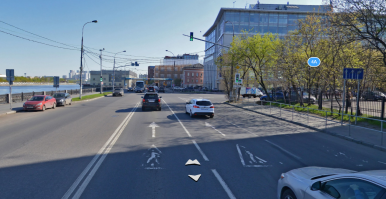 Зря, мотоциклист не опытный видимо. Хотя, по организации движения в этом месте, разворот обратно с поворотом направо и нормальным выездом вместе со всеми на зеленый. Объясню почему тут именно так (знак бы все решил, непонятно почему его нет, наверное посчитали что и так все очевидно, но не для особо хитрых) , так вот, представим что идет плотный поток автомобилей, и вот это чудище, будет блокировать проезд по прямой ожидая пока поток со встречки не иссякнет, проще говоря он будет создавать пробку, скотина... я вчера 2 часа в пробках лишних потерял, а т.к. холодно я мотоциклистов видел только 2-х , что то мне подсказывает что не из-за них пробки, а вот из за таких вот чудил, которые ездят как хотят. Вот пример: Такой же почти перекресток. Но это МСК, там для таких хитрых знаки стоят, еще и стрелочки на асфальте нарисованы.