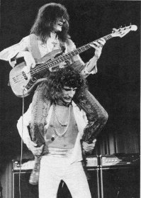 Последнее фото-Гэри Тэйн (супер басист!) на плечах Дэвида Байрона (один из лучших вокалов в рок музыке).Сейчас оба выступают на небесах.