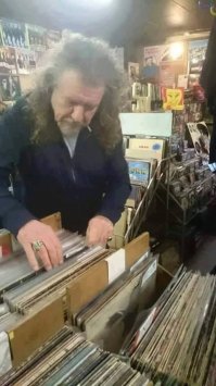 Снято в разное время и в разных местах.Старая школа предпочитает винил!Пэйдж и Плант в виниловых сэконхендах Лондона.