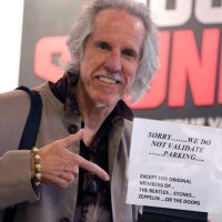 Надпись: Извините, мы не разрешаем парковку, если только вы не из оригинального состава The Beatles, Rolling Stones, Led Zeppelin, The Doors. На фотографии Джон Денсмор (Барабанщик The DOORS)