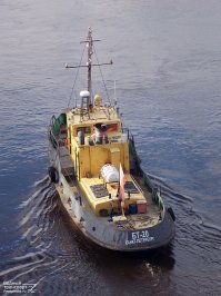 И с ГЭС прекрасно сплавляли. Увязывали в пучки. пучки увязывали в плоты примерно 40х100 метров и в путь. Буксировали их РБТ, как на фото. У меня дед на таком ходил. В советское время у нас на водохранилище топляка было немерено из-за них. Через пару лет после того как перестали сплавлять, топляка почти не стало.