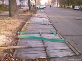 Никита 
Только в  России   заборы  делают из досок - а мебель  из опилок.

PS у нас  лес  вообще каждому  сельскому  жителю  ежегодно  положен  на  дрова. Мебели можно  на  пол мира  нафигачить, но  дсп   проще засунуть в чпу  станок  и продать по быстрому говнотабуретку. Она  развалится через год и  клиент придёт за новой. Профит. Без лоха  жизнь не та.