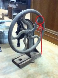 Сдается мне что это нифига не ручной привод был. А от паровой машины например.