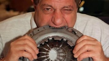 Нафига он есть корзину сцепления от авто?