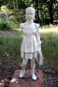 Скульптура советских времён иллюстрирует школьную форму.