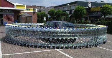 а в чём сложность то???  просто одну тележку отцепляешь и всё, собрать такое было намного сложнее))))   ч(М)удаки