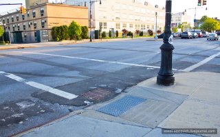 ДОроги в мегаполисах отличаются широкими тротуарами, везде оперативно убираются, строят по специльной технологии. Везде ливневки. 

Нью-йорк, один из самых крупных мегаполисов.