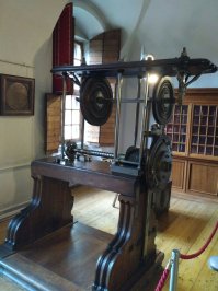 Токарный станок 18 века во Дворце Меньшикова, СПб.