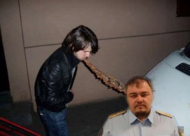 фу какой мерзкий и неприятный чел - яб наблевал бы лучше чем кусал