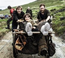 Поскольку Бран Старк по сюжету не может ходить, его ноги в кадр не попадают. Так что, в отличие от других актеров, он может носить в кадре любую удобную обувь. Фотоснимок открывает секрет: оказывается, Айзек Хемпстед-Райт, исполнитель роли Брана, предпочитает сниматься во вполне банальных резиновых сапогах с рифленой подошвой. При просмотре следующей серии постарайтесь это РАЗВИДЕТЬ! Сейчас часто встречаю такое слово в инете.(РАЗВИДЕТЬ) .Может быть увидеть?