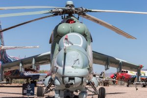 У Ми-24 даже кабины пилотов установлены с легким наклоном чтоб поток от винта удобнее обтекал.