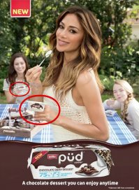 В большинстве своём   работы фотошколошоперов 80-го уровня и, разумеется, никаких серьезных изданий. Что касается "парящего" йогурта   то тут никакого фотошопа! Йогурт с маленьким контейнером (с джемом, например) представляете себе? У Muller Pud тоже такой есть. Вот поэтому, что  "главная героиня", что мадама на заднем плане и держат его как раз за этот крохотный контейнер или за бортик   чтоб не перекрывать этикетку. 

Так что это скорее вопрос к маркетологам от бога, которые посчитали, что так они покажут "как надо" держать их пудинг, тип своя фишка. Но вышло, что вышло. Однако фотошопа, по крайней мере, на стаканчике нет! :)