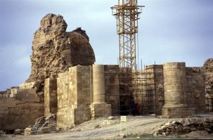 1.  На фото город Хатра, расположенный на территории Ирака, а не Сирии (извиняюсь за не точность)
2. На фото П образная форма (фото  3) состоит из двух уголков.
3. На фото  2 плохо видно, если не швеллер там тогда двутавр. 

4. Что касаемо фотографий и восстановления. Ниже приведены фотографии, что на них Реставрация - укрепление и восстановление поврежденных памятников истории, культуры и искусства или Реконструкция - проведение комплексных строительных и отделочных работ с целью качественного изменения технико-экономических показателей здания.