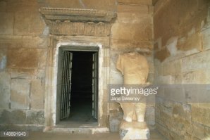 Вот фото той статуи, у которой в ногах арматура (фото выше), ели реставрация была то почему эмитировали старину, почему не показали всё великолепие, где голова?