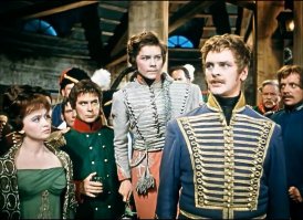 Бал. Корнет спрашивает у поручика Ржевского.   Скажите поручик, вон та дама в рот берет?   Берет.   А вон та?   Тоже берет.   А вот эта?   Секунду корнет, сейчас она повернется... тоже берет.   Поручик, а как вы это определяете???   Ну, рот есть, почему бы не взять?!