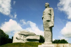 Книга Арсеньева переведена на европейские языки и даже на японский.
Памятник Дерсу Узала в Арсеньеве: