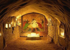 Красивый и интересный городок с богатой историей.
И с интересными пещерами.