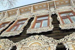 Печально. Автор даже не подозревает что такой вот комод исполнен практически без механизации. Не удачный пример.