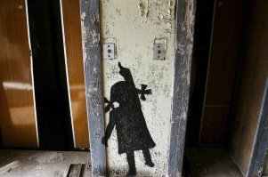 А вот то самое граффити "девочка, тянущаяся к кнопке лифта"