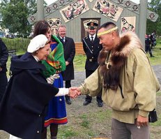 Честно говоря, это люди и выживут в Армагедон. 
Кстати, это фотография из Норвегии, на ней изображена королева Соня :)