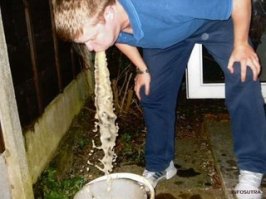 10 мужчин в костюмах уморительно исполнили знаменитую песню The Lion Sleeps Tonight