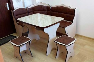 Достаточно странно выглядит обеденный стол, рядом с входной дверью... )))

Источник:  © Fishki.net