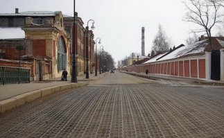 Обратите внимание на полное отсутствие внешней рекламы и всякоразных убогих вывесок. Как на машине времени в детство вернулся.

Очень долго искали знаменитую чугунную кольцевую мостовую. Вот что у вас в голове возникает при словах чугунная кольцевая мостовая? Мне почему-то рисовалась какая-то массивная хрень из чугуна которая кольцом огибает что-то там. Её и искали. А по факту, от она какая..