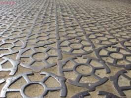 Обратите внимание на полное отсутствие внешней рекламы и всякоразных убогих вывесок. Как на машине времени в детство вернулся.

Очень долго искали знаменитую чугунную кольцевую мостовую. Вот что у вас в голове возникает при словах чугунная кольцевая мостовая? Мне почему-то рисовалась какая-то массивная хрень из чугуна которая кольцом огибает что-то там. Её и искали. А по факту, от она какая..