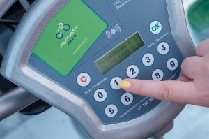 Проект Almaty Bike запустил 50 новых велосипедных станций в Алматы.
Абонентская плата за год - 10 000 тенге.

Абонентская плата за месяц - 1000 тенге.

Первые 30 минут аренды - бесплатно.

Прокат с 31 по 60 минут - 100 тенге.

Прокат с 61 до 120 минут - 250 тенге.

Прокат до 3 часов - 500 тенге.

Прокат с 3 часов и выше - 1000 тенге.

Текущий курс местной валюты $1 = 335 тенге.