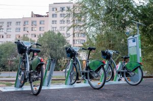 Проект Almaty Bike запустил 50 новых велосипедных станций в Алматы.
Абонентская плата за год - 10 000 тенге.

Абонентская плата за месяц - 1000 тенге.

Первые 30 минут аренды - бесплатно.

Прокат с 31 по 60 минут - 100 тенге.

Прокат с 61 до 120 минут - 250 тенге.

Прокат до 3 часов - 500 тенге.

Прокат с 3 часов и выше - 1000 тенге.

Текущий курс местной валюты $1 = 335 тенге.