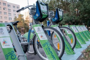 Проект Almaty Bike запустил 50 новых велосипедных станций в Алматы.
Абонентская плата за год - 10 000 тенге.

Абонентская плата за месяц - 1000 тенге.

Первые 30 минут аренды - бесплатно.

Прокат с 31 по 60 минут - 100 тенге.

Прокат с 61 до 120 минут - 250 тенге.

Прокат до 3 часов - 500 тенге.

Прокат с 3 часов и выше - 1000 тенге.

Текущий курс местной валюты $1 = 335 тенге.