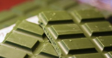 еще есть фиолетовый шоколад его делают из фиолетовых какао-бобов, и зеленый и жёлтый
