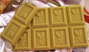 еще есть фиолетовый шоколад его делают из фиолетовых какао-бобов, и зеленый и жёлтый