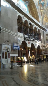 В соборе по всему периметру установлены мраморные мемориальные плиты с именами всех погибших моряков и судов.