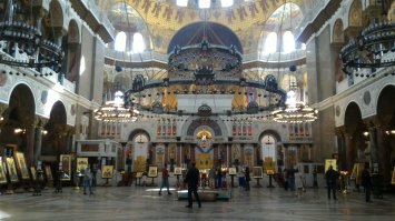 В соборе по всему периметру установлены мраморные мемориальные плиты с именами всех погибших моряков и судов.