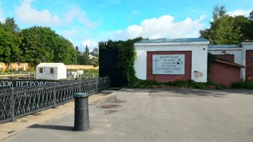 8 мая 1719 года императором Петром I, был издан указ о строительстве дока с сопутствующей гидротехнической системой. Согласно официальной истории, в грандиозном строительстве дока принимали участие около 3000 человек   солдаты, крестьяне и каторжники, вооружённые лопатами, кирками и ломами. Однако, к своему сожалению, Пётр I так и не увидел результата своей технической мысли. А после смерти императора в 1725 г. работы по строительству были практически свёрнуты.
В 1732 году при императрице Елизавете Петровне была сформирована комиссия во главе с генералом Иоганном Люберасом фон Потт, для ревизии строительства дока. Последним был предложен ряд конструктивных решений (углубление и расширение докового бассейна) для скорейшего удаления воды из дока. С приходом к власти императрицы Елизаветы Петровны работы по строительству Петровского дока получили мощный импульс. Себя императрица считала продолжателем дела Петра I, и для неё было делом чести закончить начатое отцом строительство. В 1752 году, под грянувший из 1331 орудия салют, Елизавета Петровна самолично открыла для пуска воды шлюзовые механизмы, ознаменовав завершение строительства Петровского дока.
На информационном щите у ворот Петровского дока в виде креста нарисована часть гидротехнической системы дока. Правда, с первого взгляда это сложно понять.