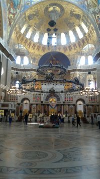 В соборе по всему периметру установлены мраморные мемориальные плиты с именами всех погибших моряков и судов.