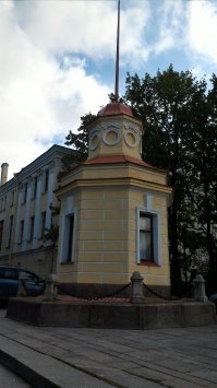 (Wiki) Кроншта дтский футшто к   футшток для измерения высоты уровня Балтийского моря, установленный на устое Синего моста через Обводный (Проводной) канал в Кронштадте.

От нуля Кронштадтского футштока (в рамках Балтийской системы высот) на всей территории бывшего Советского Союза производятся измерения абсолютных высот.

Кронштадтский футшток   один из старейших в глобальной сети уровневых постов Мирового океана.