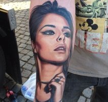 Подписи как всегда идиотские. Тянет шею, чтоб не угодить в промежность.... На руке промежность???