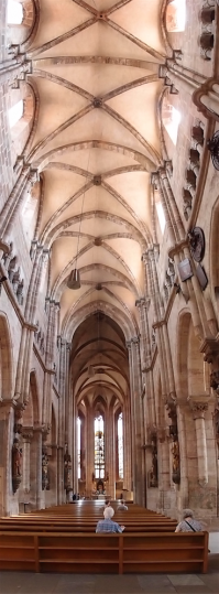 Йопт... вертикальная панорама..... Ну прям удивил. Удивил бочкой.... Искажения самому глаза не ломают? Я в Нюрнберге развлекался с вертикальными панорамами, на обычной мыльнице...