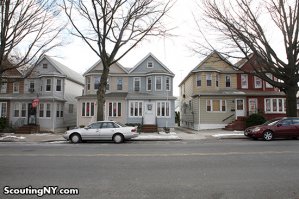 Остается добавить, что в квартирах живут трудоголики или студенты. Средняя семья владеет как минимум половиной двухэтажного дома.