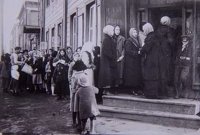 П*дорасы, сэр!
Да, историю извращают, и в статье отлично показан пример, как это делают.
Эта гнида ещё и рассуждает, что в Петрограде, оказывается, всего было вдоволь. 
Ну, были чуть-чуть перебои с хлебом и мукой. Подумаешь...

Это рассуждение похоже на расхожую фразу: "если нет хлеба, то пусть едят пирожные".
А вот реальные фотографии и реальные документы того времени:



Очереди за хлебом:

Странно, люди вышли на улицы, требуя повышения солдатского пайка, люди стояли в огромных очередях за хлебом, телеграмму, вон шлют, мол, волнения начались, потому что хлеба нету.
А всё, оказывается, было.
И да, так могло и быть. Продукты могли и  быть. Просто, эти продукты были совершенно не по кармануц подавляющей части населения.