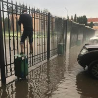 неужели нельзя было разуться и пойти босиком чем такую акробатику исполнять.