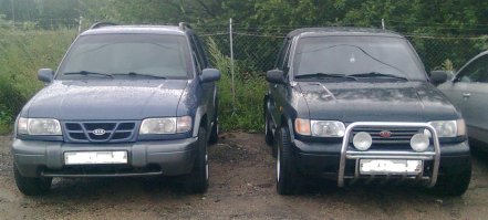 Тот, что слева был мой. машина-огонь, вспоминаю только хорошими словами. внедорожные испытания проходила на ура. единственный минус-цветёт задняя рама под запасное колесо